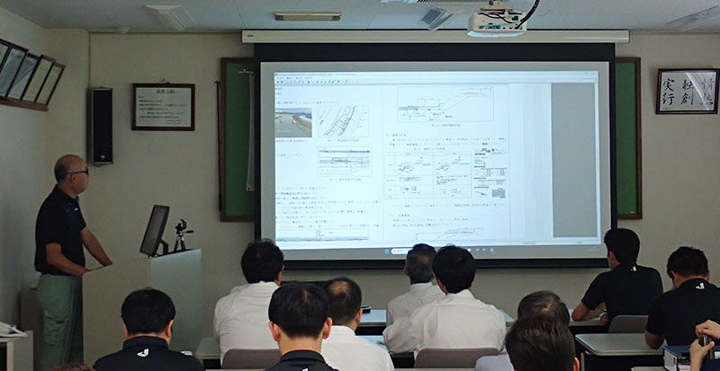 業務成果発表の様子